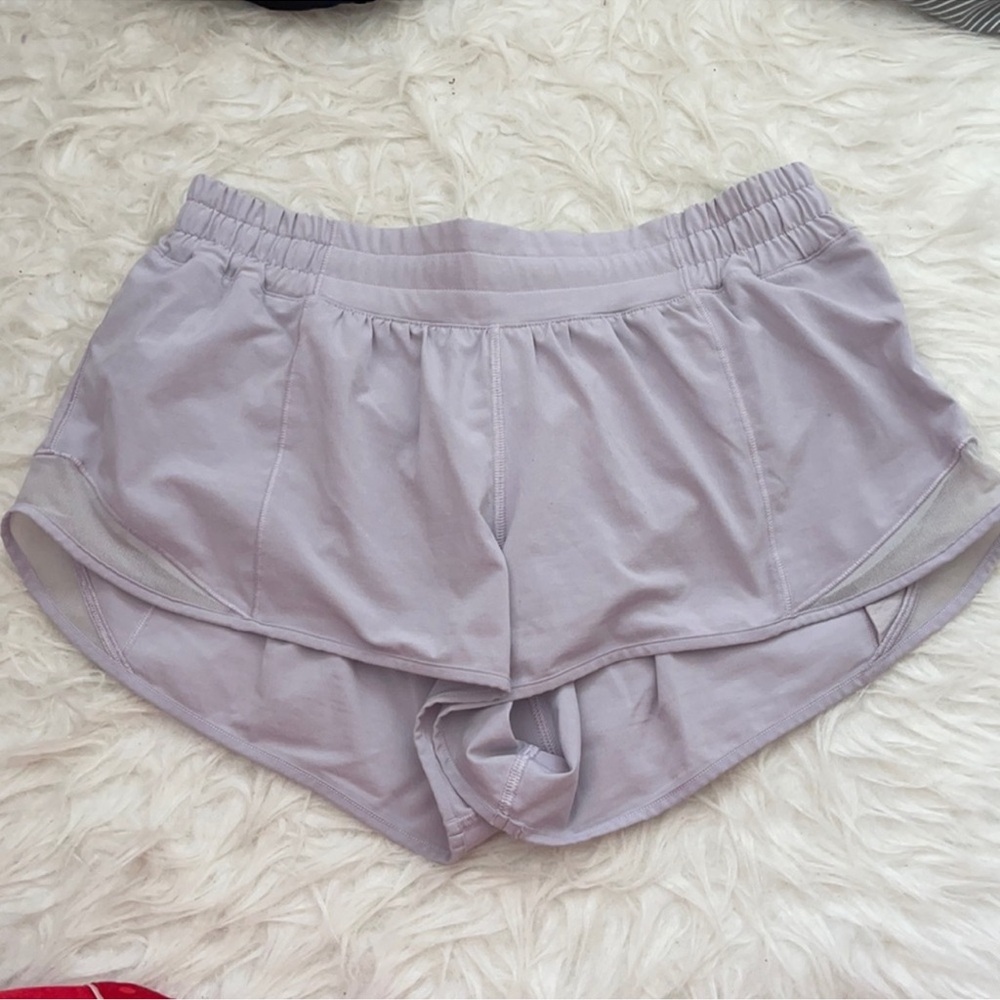 LULULEMON HOTTY HOT LOW RISE 2.5” SHORTS - LAVENDER